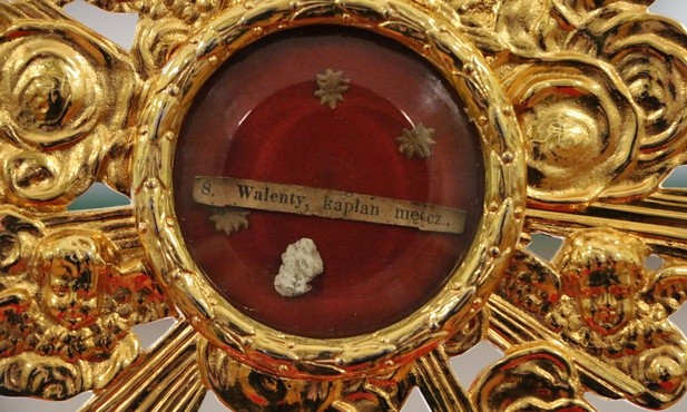 Uczniowie Szkół Katolickich Stanislaum modlili się przy relikwiach św. Walentego, które pochodzą z parafii w Korzeniu k. Płocka