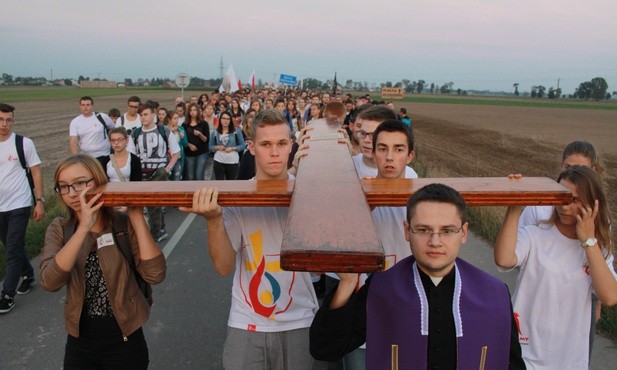 Pielgrzymka z krzyżem Światowych Dni Młodzieży z Przasnysza do Rostkowa we wrześniu ubiegłego roku