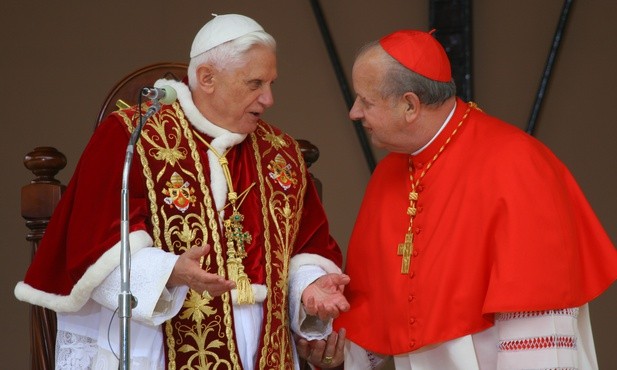 Benedykt XVI z kard. Stanisławem Dziwiszem podczasu wizyty w Polsce w 2016 roku