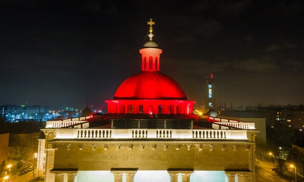 Setki kościołów zostaną podświetlone na czerwono - by zwrócić uwagę na prześladowania chrześcijan