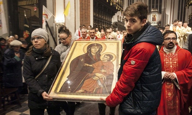 Tak niemal dekadę temu przekazywano symbole w Polsce