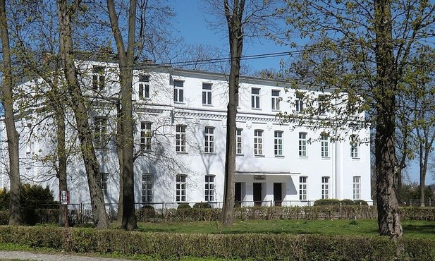 Koszary przy ulicy Wojska Polskiego 54 w Ciechanowie to kompleks o powierzchni blisko 38 ha, na którym znajdują się 84 budynki