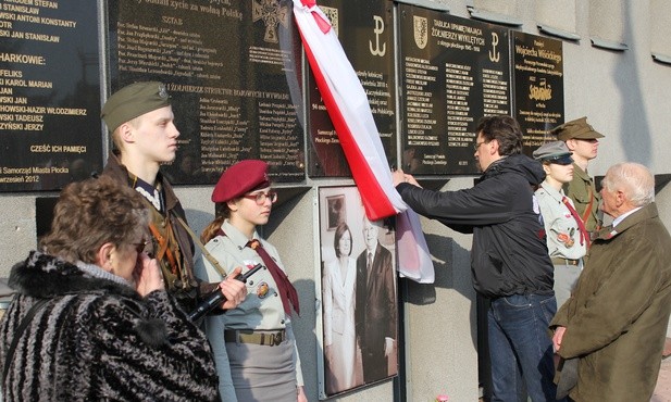 Odsłonięcie tablicy poświęconej żołnierzom 11 Grupy Operacyjnej NSZ, w płockiej parafii św. Stanisława Kostki