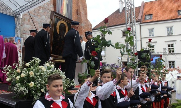 Młodzież z Obrytego, w kurpiowskich strojach ludowych i z różami w dłoniach, przez całą Mszę św. stała blisko ołtarza i obrazu Matki Bożej. Przed rokiem w takim samym geście witali obraz Czarnej Madonny w swojej rodzinnej parafii. Teraz, jak sami powiedzieli, nie mogło ich zabraknąć w Płocku