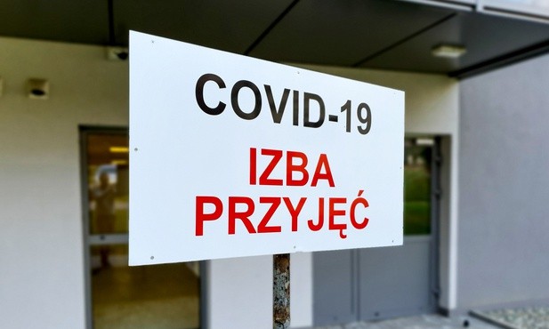 Niedzielny raport MZ: 312 nowych zakażeń koronawirusem, 13 osób z COVID-19 zmarło