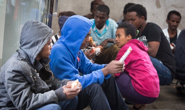 Migranci na dworcu w Mediolanie