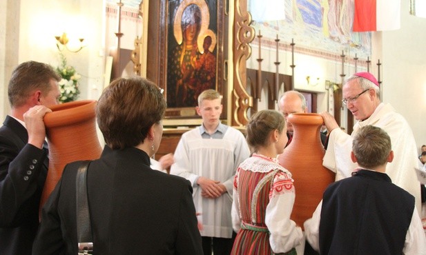 W procesji z darami wierni dzieci, młodzież i dorośli przynieśli trzy stągwie dobrych postanowień, które ofiarowali Maryi