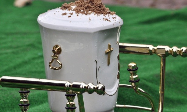 Jak kremacja i rozsypywanie prochów mają się do wiary w zmartwychwstanie?