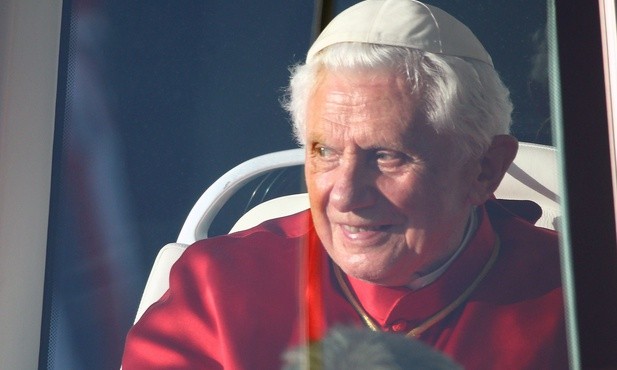 Benedykt XVI zdystansował się od autorstwa książki o kapłaństwie i celibacie