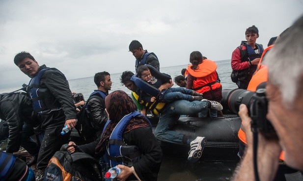 Włoski okręt z migrantami z "Aquariusa" zawinął do Walencji