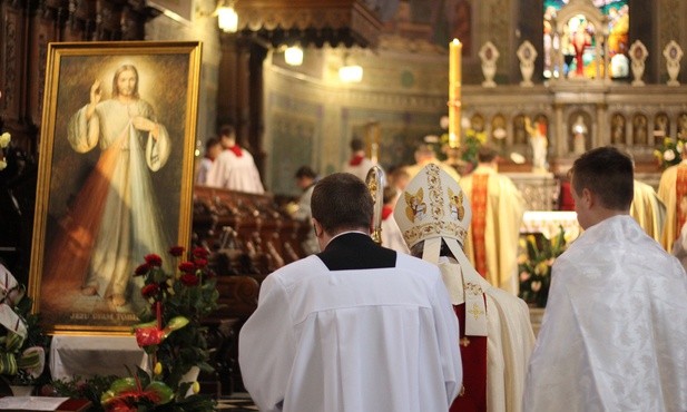 Biskupi na Niedzielę Miłosierdzia: Duch Święty przynagla nas