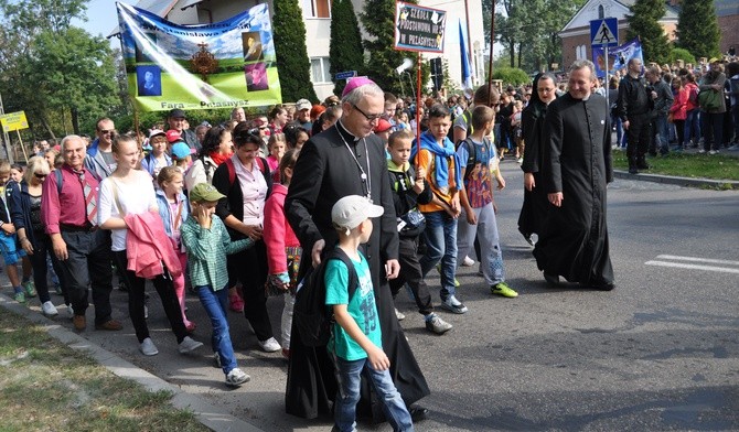 Ogólnopolska pielgrzymka dzieci i młodzieży rozpoczęła się przy kościele farnym w Przasnyszu - świątyni, w której św. Stanisław Kostka przyjął sakrament chrztu św.