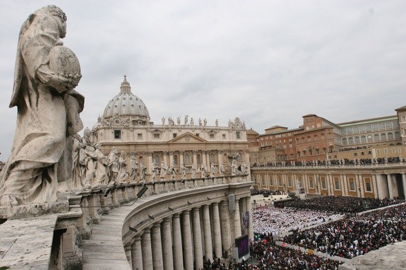 Tysiące wiernych na papieskiej mszy na placu Świętego Piotra