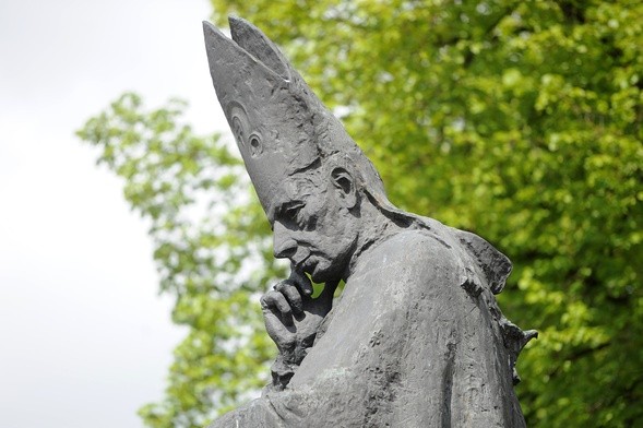 Pomnik kardynała Stefana Wyszuńskiego w Warszawie