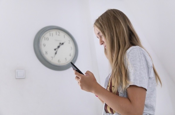 MEN: Szykujemy przepisy zakazujące od września używania telefonów komórkowych w podstawówkach