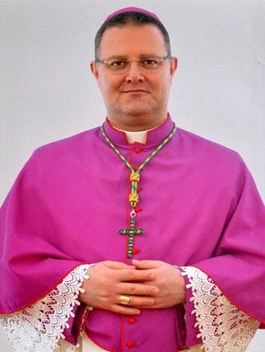 Bp Śmigiel: Franciszek odcina się od tryumfalnej wizji Kościoła 