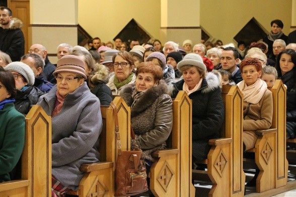 Życie religijne i aktywność społeczna - z tego najbardziej cieszą się Polscy seniorzy