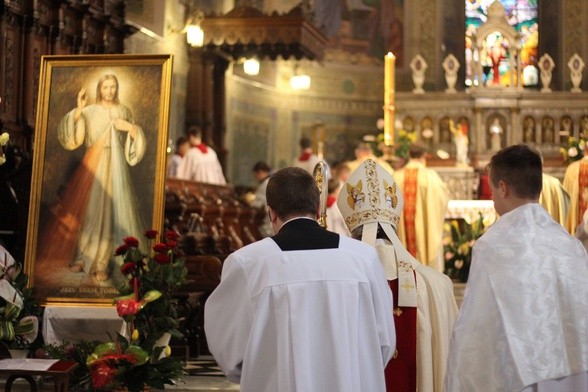 Biskupi na Niedzielę Miłosierdzia: Duch Święty przynagla nas