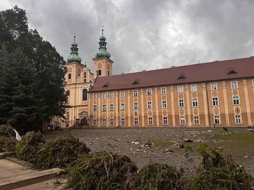 Skutki powodzi, która nawiedziła Kłodzko w klasztorze franciszkanów i w kościele Matki Bozej Różańcowej
