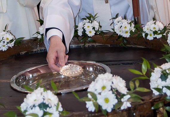 Archidiecezja warszawska: Na chrzest poza kościołem oraz dzieciom powyżej 7. roku życia potrzebna jest zgoda biskupa