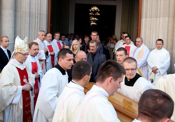 Msza pogrzebowa ks. Piotra Błońskiego w Płocku
