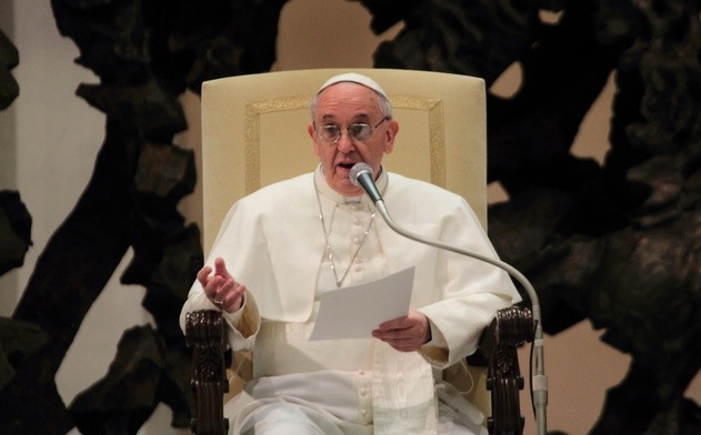 W rok po wybuchu epidemii papież oddał hołd pracownikom służby zdrowia