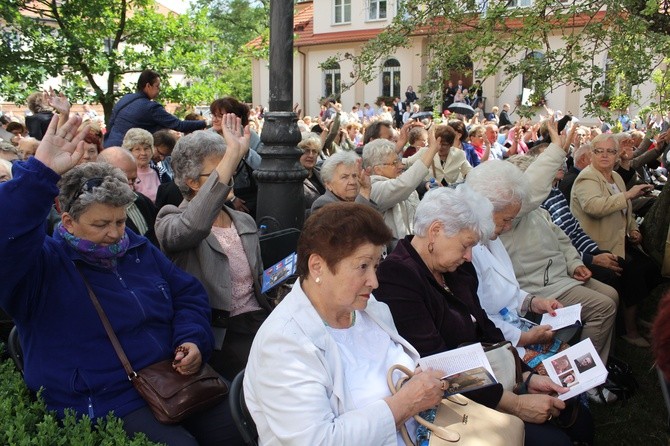 Ewangelizacja przed katedrą. 2