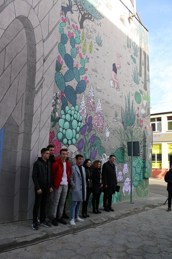 Płońsk. Odsłonięcie muralu Ben Guriona