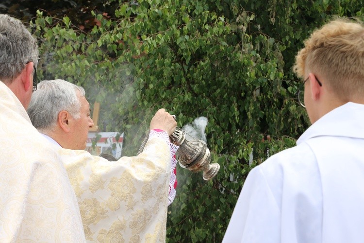 Popowo Kościelne. Procesja eucharystyczna z udziałem abp. Salvatore Pennacchia