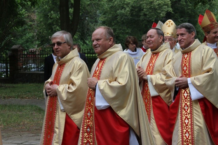 Byli i obecny dyrektorzy NSD w procesji do kościoła (od lewej): ks. kan. Tomasz Kadziński, ks. kan. Józef Szczeciński, ks. prał. Janusz Śniegocki, ks. kan. Mariusz Oryl
