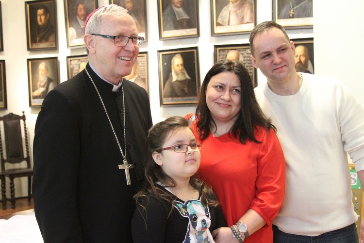 Bp Piotr Libera z Justyną i Pawłem Grzembskimi oraz ich córką Lidią, którzy zajęli 1. miejsce w konkursie szopek