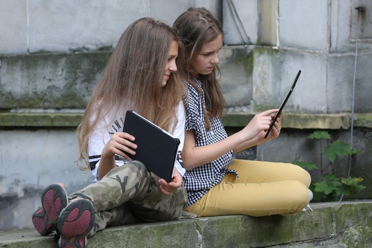 W sieci społecznościówek