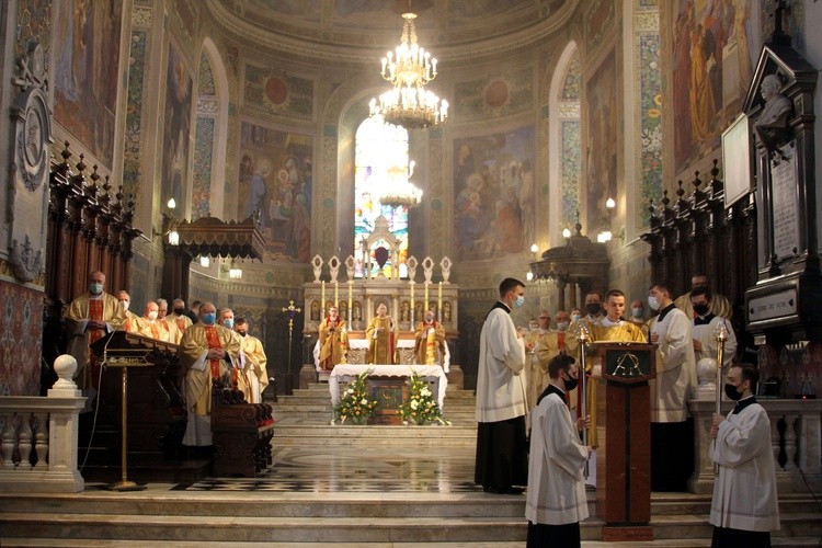 Płock. Msza krzyżma w katedrze