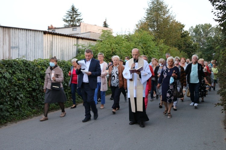 Płońsk. Nowy krzyż na cmentarzu komunalnym w Szerominku