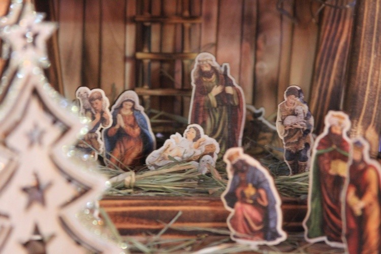 Sokołowo. Szopka bożonarodzeniowa wykonana przez dzieci ze Szkoły Podstawowej im. Jana Pawła II w Sokołowie
