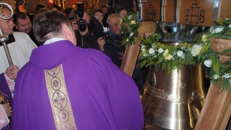 Dzwon Jan Paweł II w kościele św. Krzyża