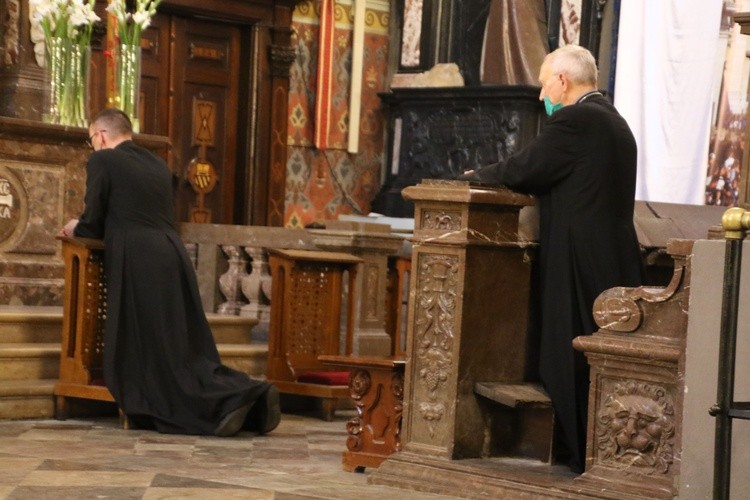 Płock. Modlitwa w intencji ojczyzny w katedrze