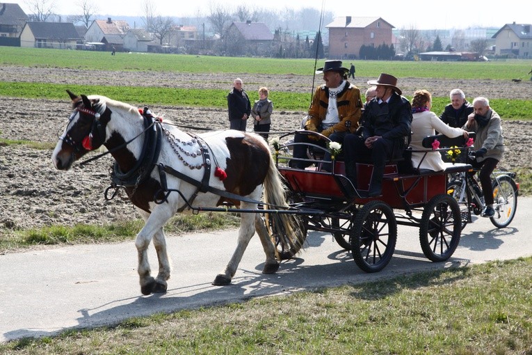 Wielkanocna procesja konna w Ostropie