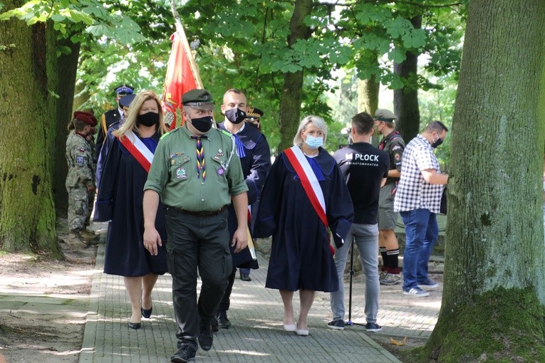 Płock. Uroczystości na cmentarzu garnizonowym
