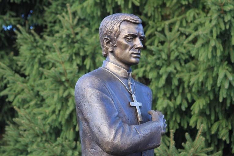 Pomnik bł. ks. J. Popiełuszki w Mławie