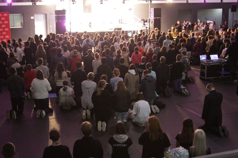 Pielgrzymka młodzieży z Rostkowa do Przasnysza - cz. 2