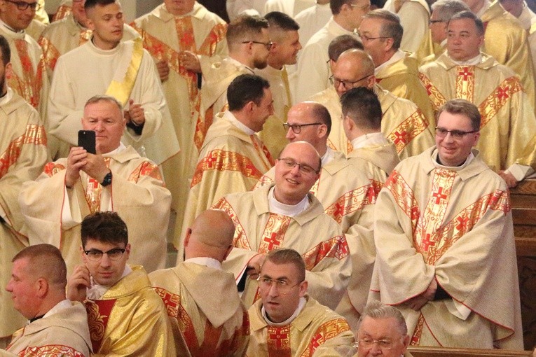 Siedmiu nowych księży