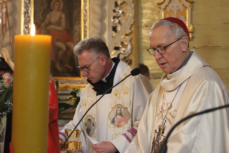 Kucice. Poświęcenie odnowionych ołtarzy i ambony