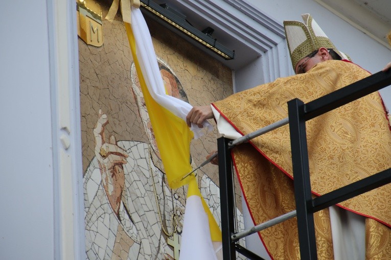 Płock. Poświęcenie mozaiki w oknie papieskim