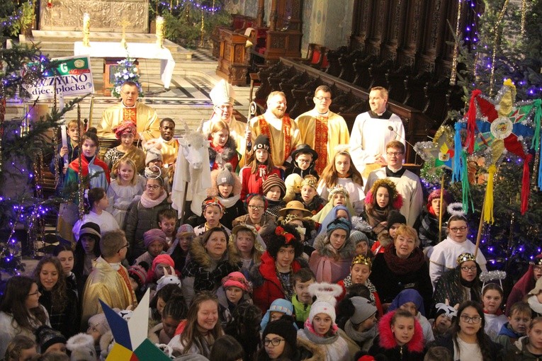 Mali kolędnicy w Płocku