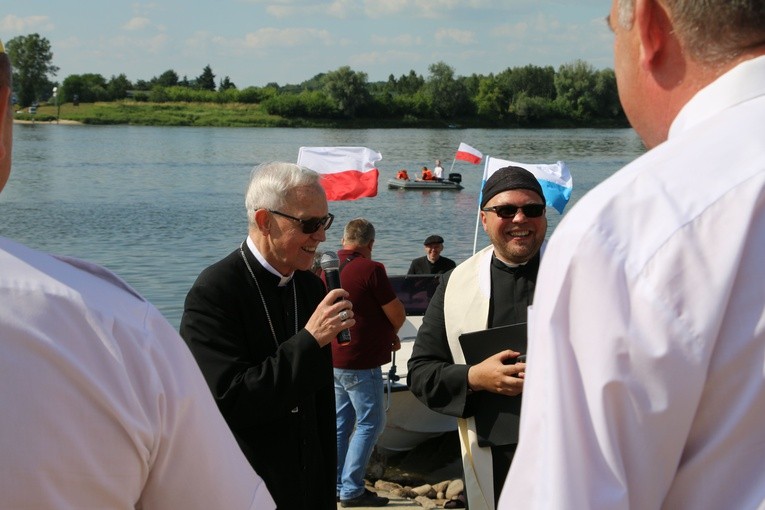 Czerwińsk n. Wisłą. Różaniec z bp. Piotrem Liberą