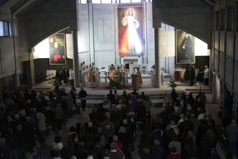 Płock. Pierwsza Msza św. w budowanym sanktuarium Bożego Miłosierdzia