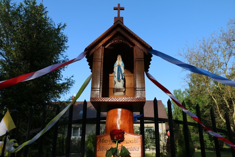 Śródborze. Poświęcenie maryjnej kapliczki