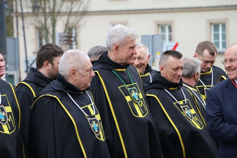 Płock. Dziękczynna modlitwa pod oknem papieskim