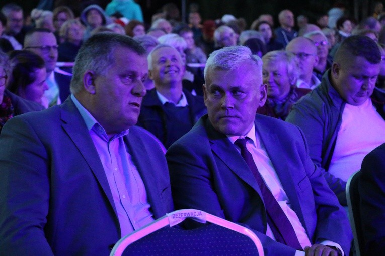 Czerwińsk n. Wisłą. Koncert jubileuszowy w przyklasztornych ogrodach